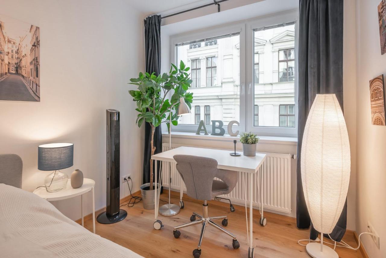 Modern City Center Apartment Відень Екстер'єр фото